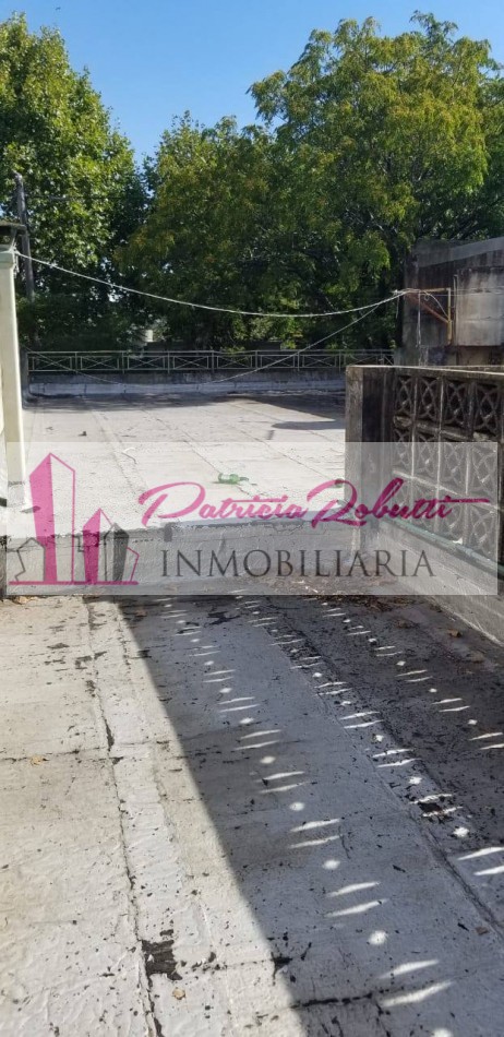 EN VENTA CASA 4 AMBIENTES EN VILLA LUGANO.