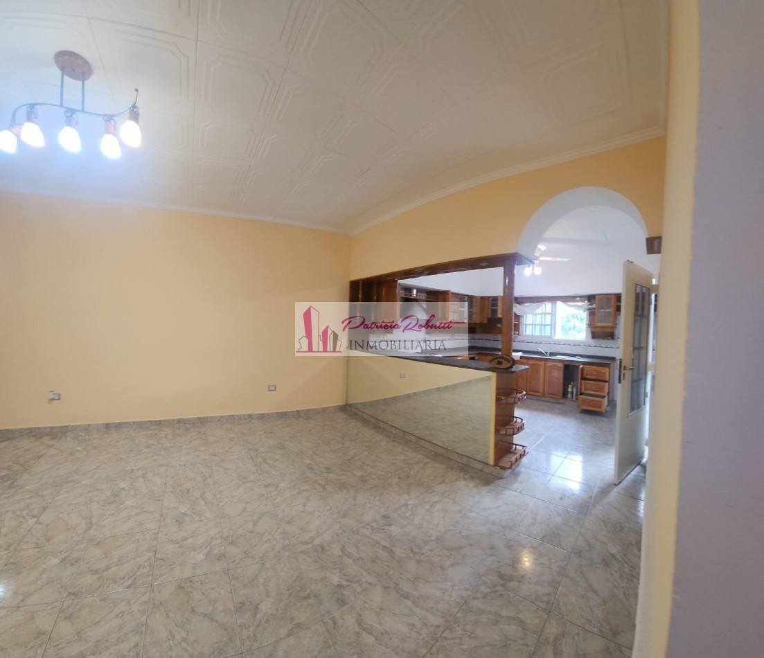 SE VENDE CASA 3 AMBIENTES CON GARAGE Y PARQUE TAPIALES  