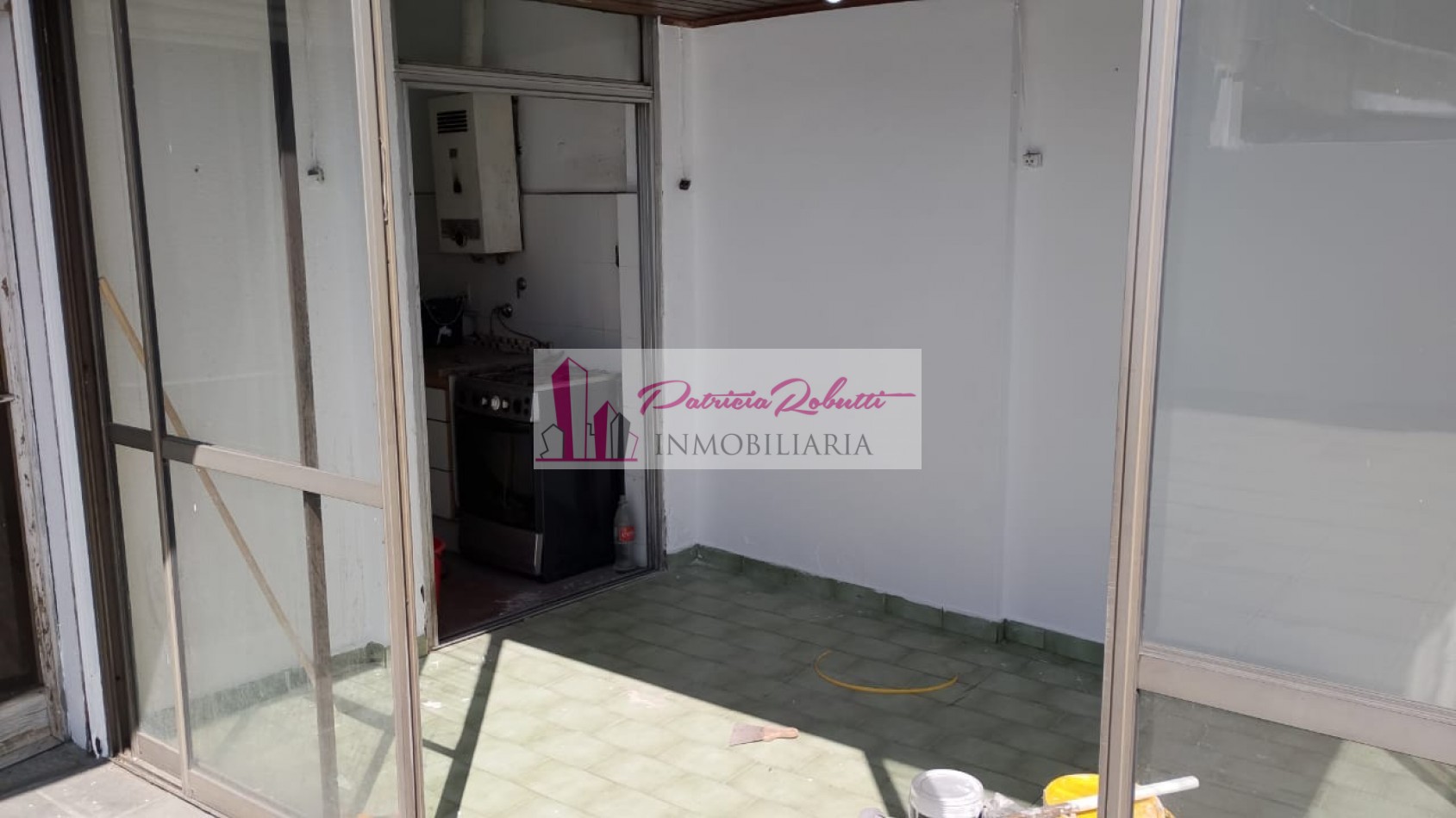 EN VENTA DEPARTAMENTO 3 AMBIENTES CON PATIO EN CENTRO COMERCIAL VILLA CELINA.