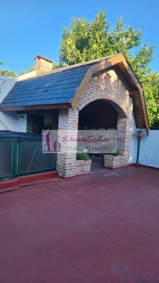 EN VENTA EXCELENTE CASA 5 AMBIENTES CON QUINCHO Y TERRAZA- FLORES NORTE- CABA.