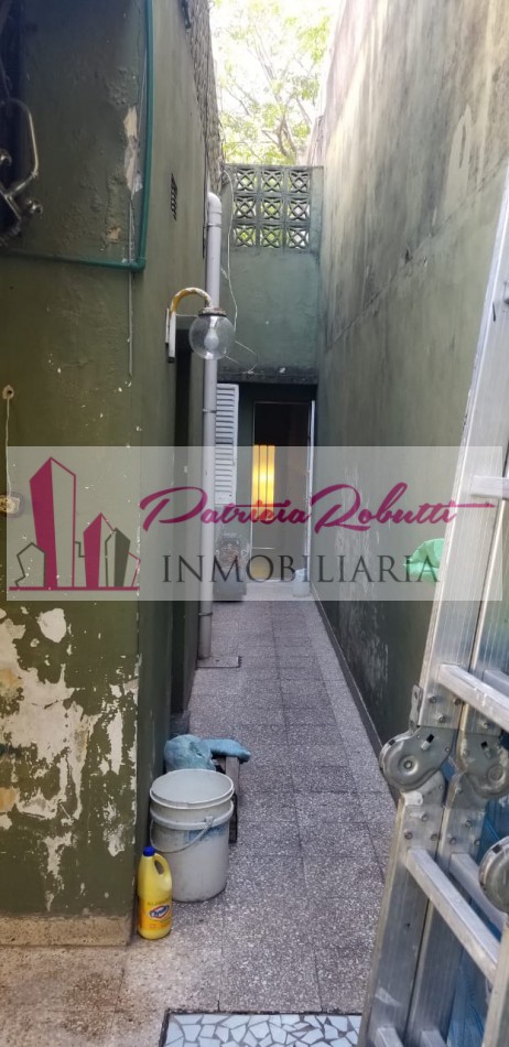 EN VENTA CASA 4 AMBIENTES EN VILLA LUGANO.
