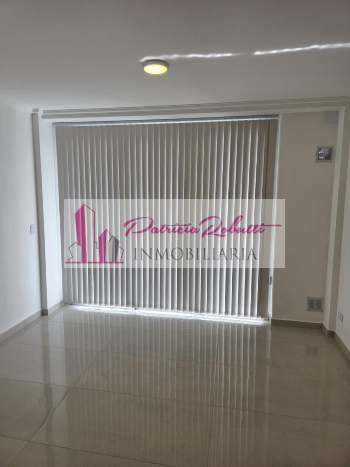 EN ALQUILER MONOAMBIENTE AL FRENTE CON BALCON EN VILLA LUGANO.