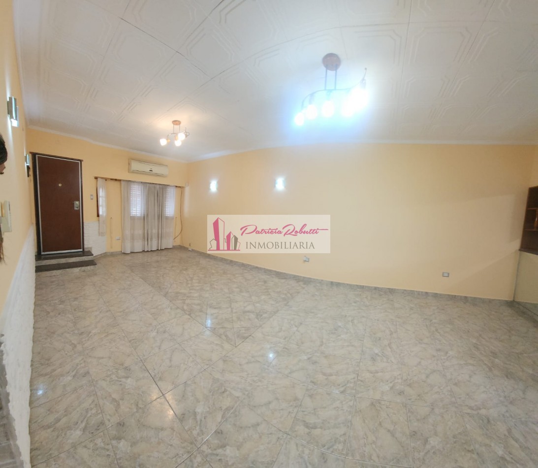 SE VENDE CASA 3 AMBIENTES CON GARAGE Y PARQUE TAPIALES  