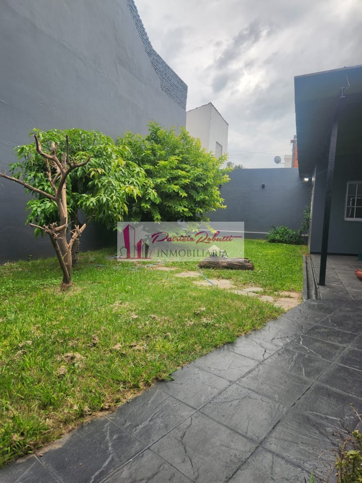 SE VENDE CASA 3 AMBIENTES CON GARAGE Y PARQUE TAPIALES  