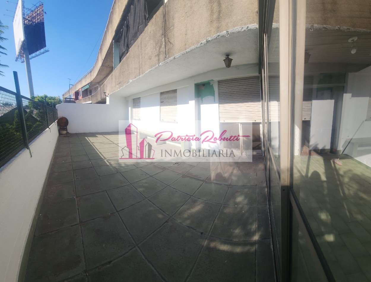 EN VENTA DEPARTAMENTO 3 AMBIENTES CON PATIO EN CENTRO COMERCIAL VILLA CELINA.