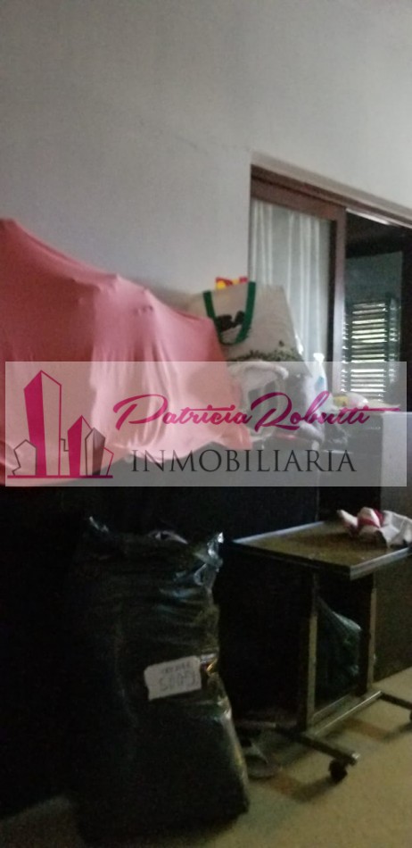 EN VENTA CASA 4 AMBIENTES EN VILLA LUGANO.