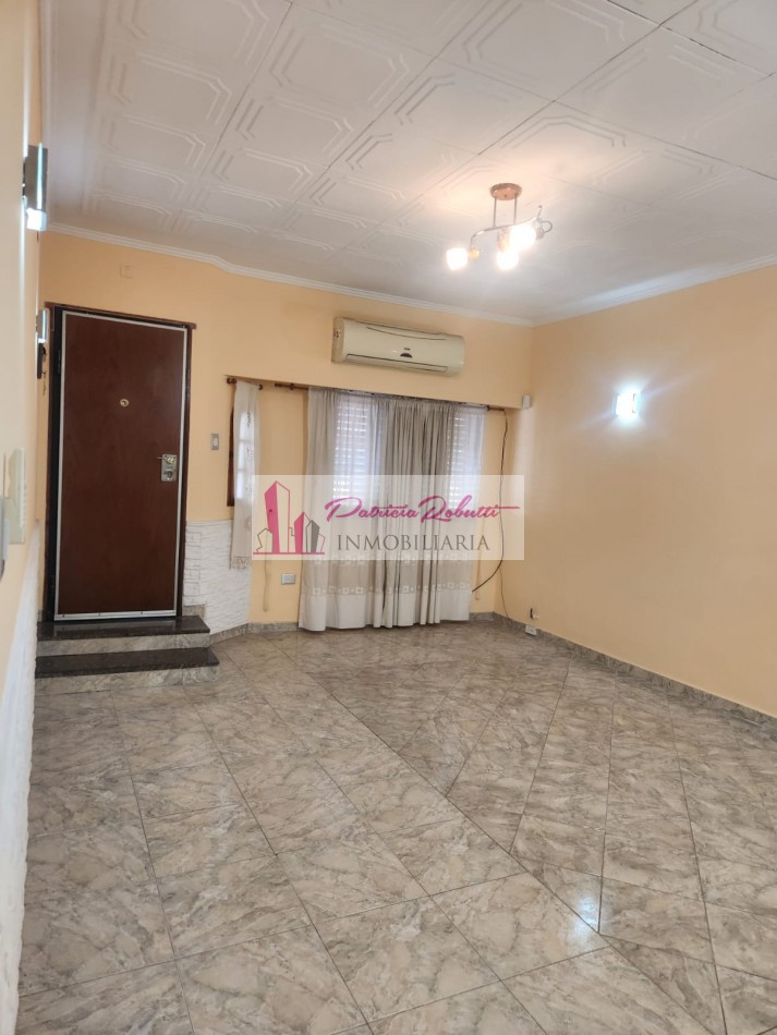 SE VENDE CASA 3 AMBIENTES CON GARAGE Y PARQUE TAPIALES  