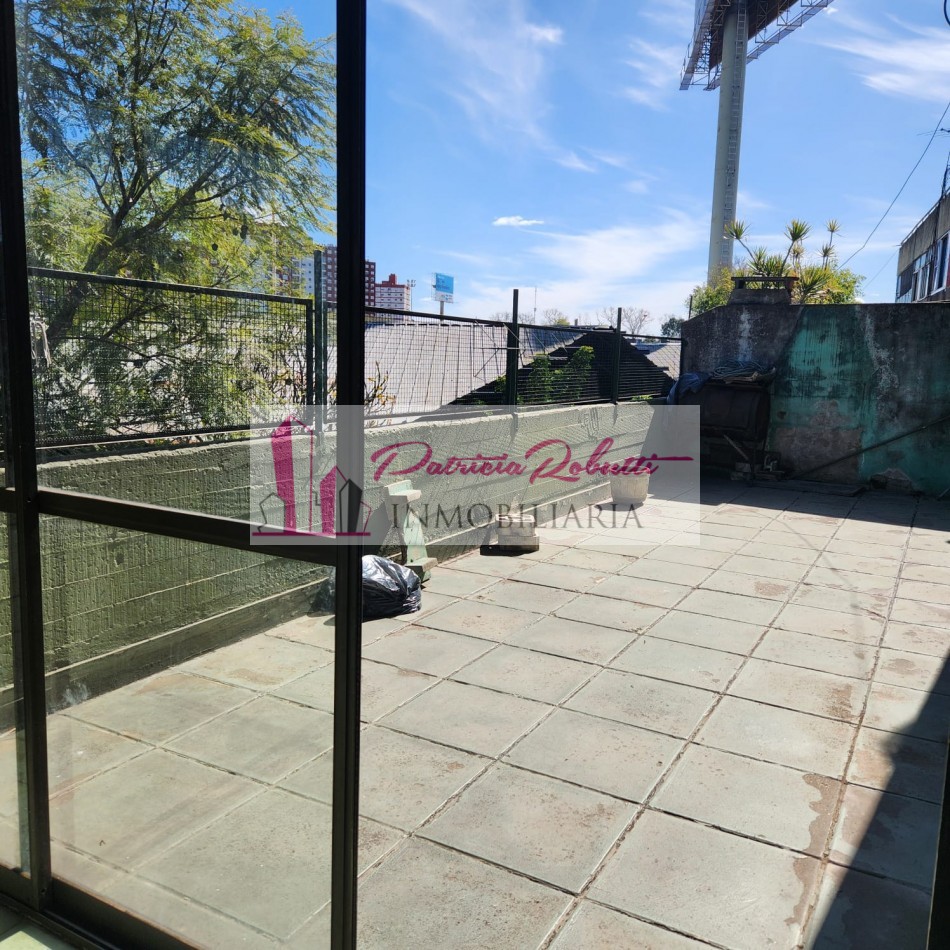 EN VENTA DEPARTAMENTO 3 AMBIENTES CON PATIO EN CENTRO COMERCIAL VILLA CELINA.
