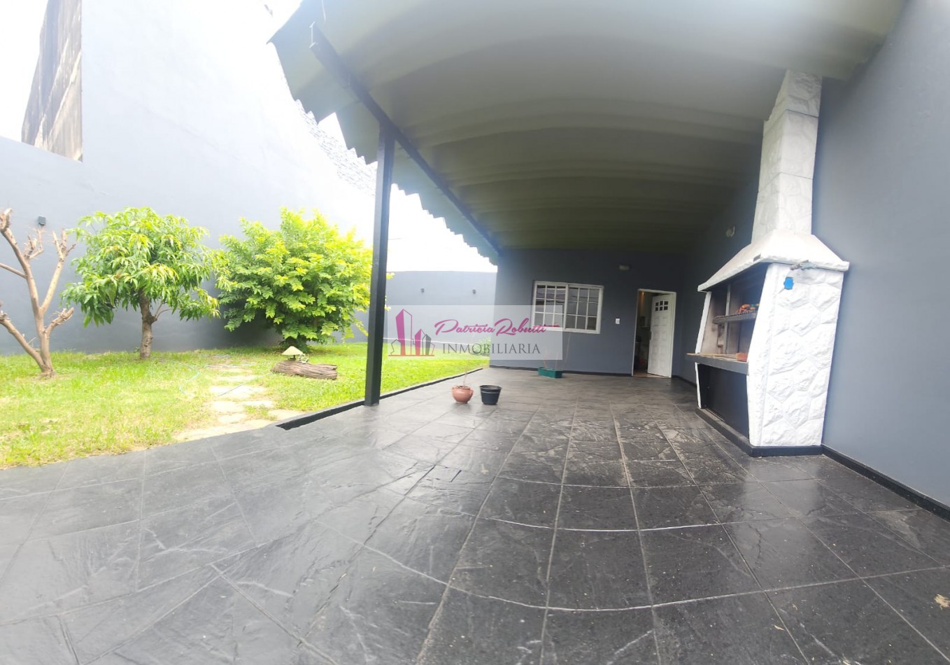 SE VENDE CASA 3 AMBIENTES CON GARAGE Y PARQUE TAPIALES  