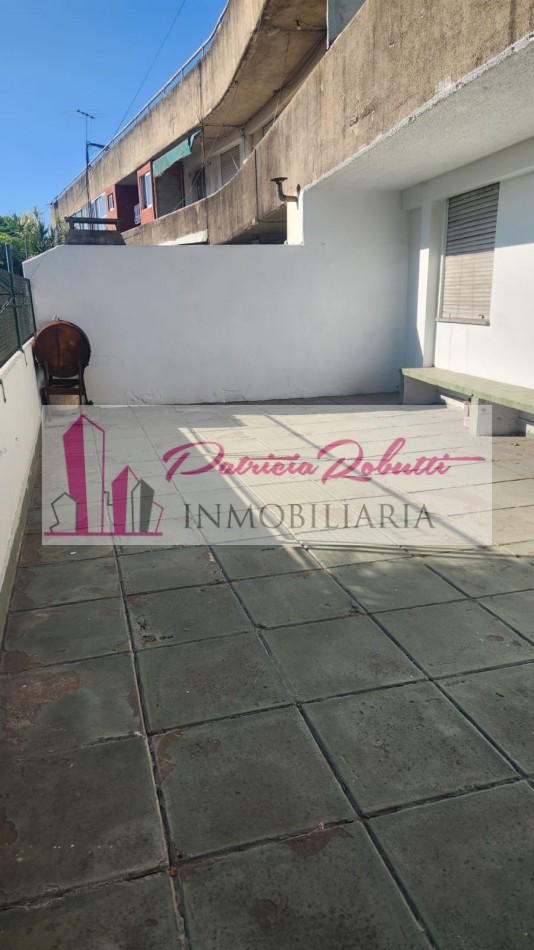 EN VENTA DEPARTAMENTO 3 AMBIENTES CON PATIO EN CENTRO COMERCIAL VILLA CELINA.