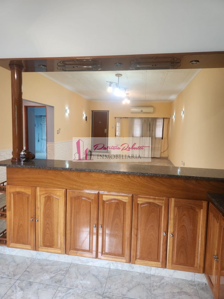 SE VENDE CASA 3 AMBIENTES CON GARAGE Y PARQUE TAPIALES  