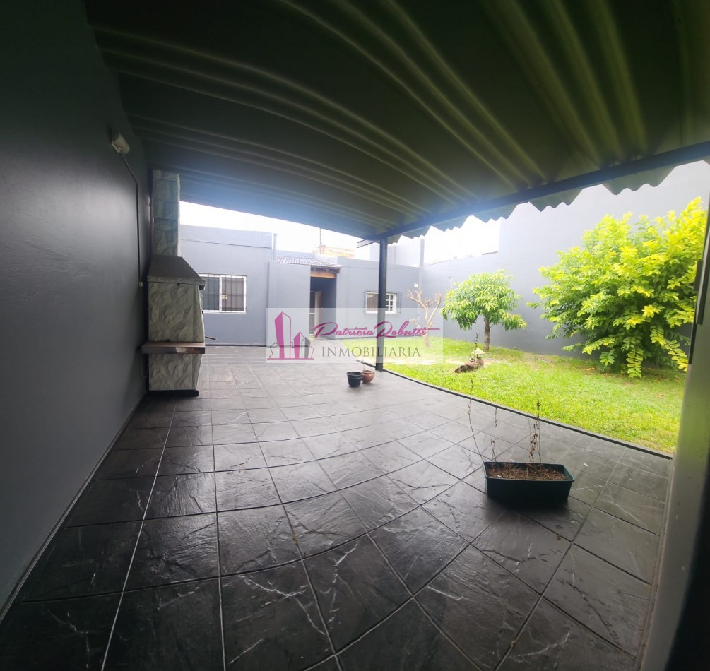 SE VENDE CASA 3 AMBIENTES CON GARAGE Y PARQUE TAPIALES  