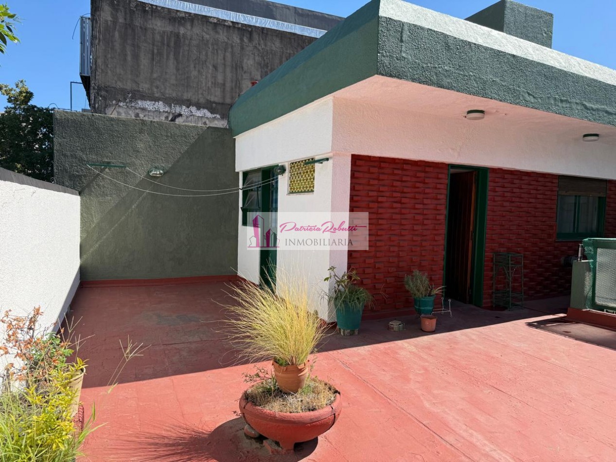 EN VENTA EXCELENTE CASA 5 AMBIENTES CON QUINCHO Y TERRAZA- FLORES NORTE- CABA.