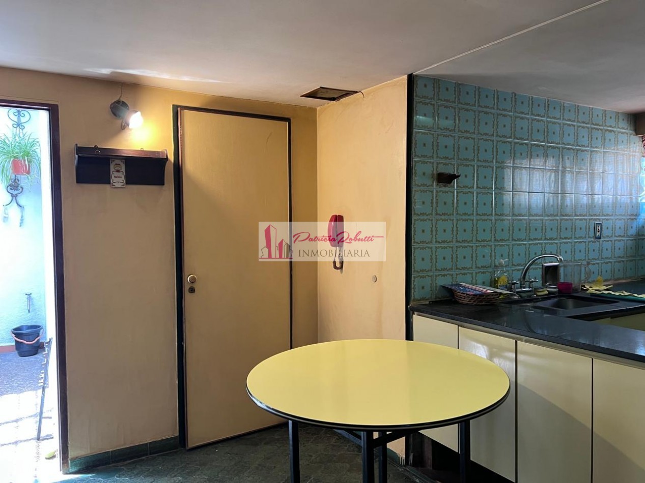 EN VENTA EXCELENTE CASA 5 AMBIENTES CON QUINCHO Y TERRAZA- FLORES NORTE- CABA.