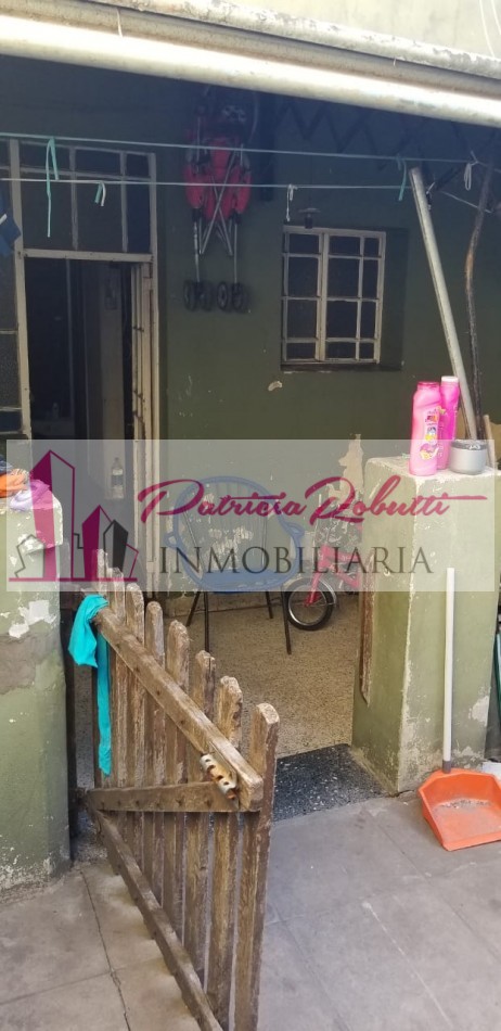 EN VENTA CASA 4 AMBIENTES EN VILLA LUGANO.