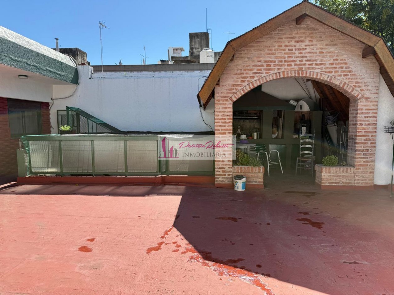 EN VENTA EXCELENTE CASA 5 AMBIENTES CON QUINCHO Y TERRAZA- FLORES NORTE- CABA.