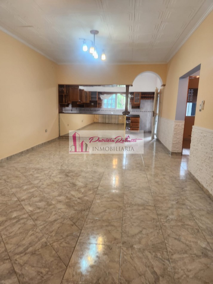 SE VENDE CASA 3 AMBIENTES CON GARAGE Y PARQUE TAPIALES  