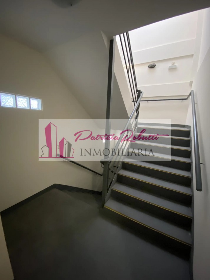 VENTA DEPARTAMENTO 2 AMBIENTES SEMI PISO CON COCHERA Y BAULERA APTO CREDITO EN EL CENTRO COMERCIAL DE MATADEROS