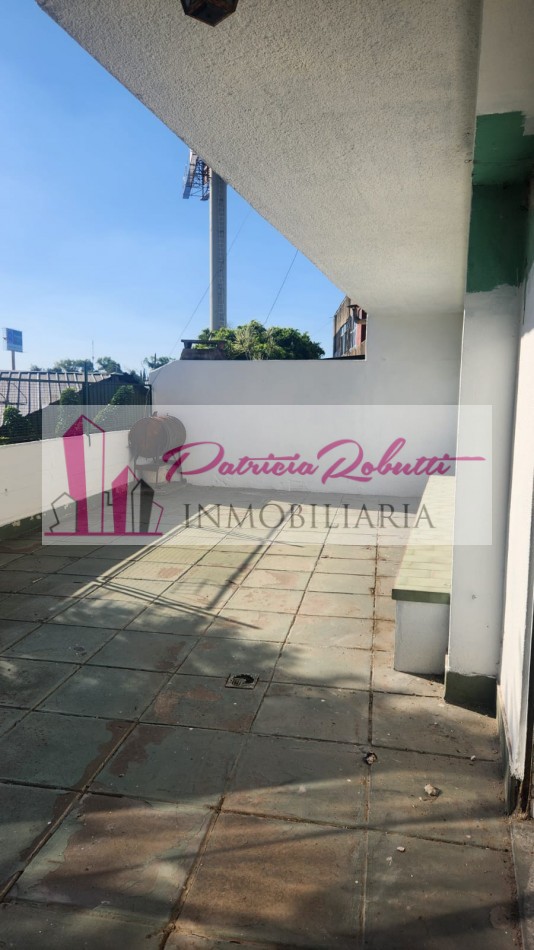 EN VENTA DEPARTAMENTO 3 AMBIENTES CON PATIO EN CENTRO COMERCIAL VILLA CELINA.