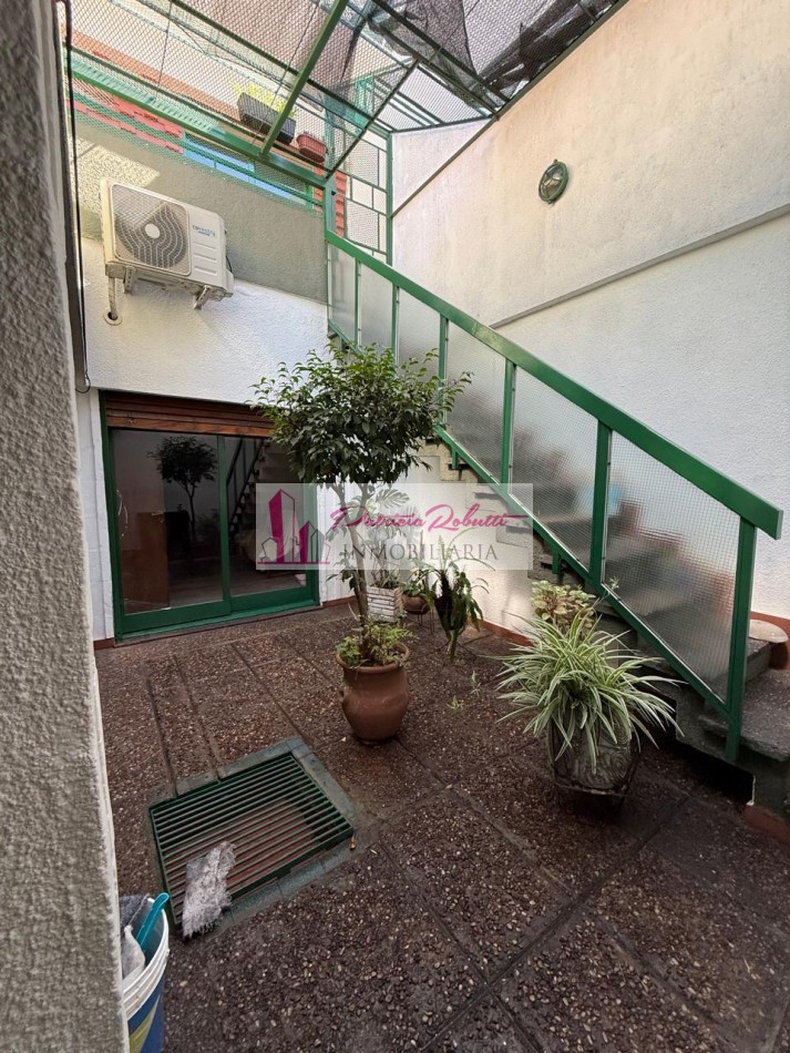 EN VENTA EXCELENTE CASA 5 AMBIENTES CON QUINCHO Y TERRAZA- FLORES NORTE- CABA.
