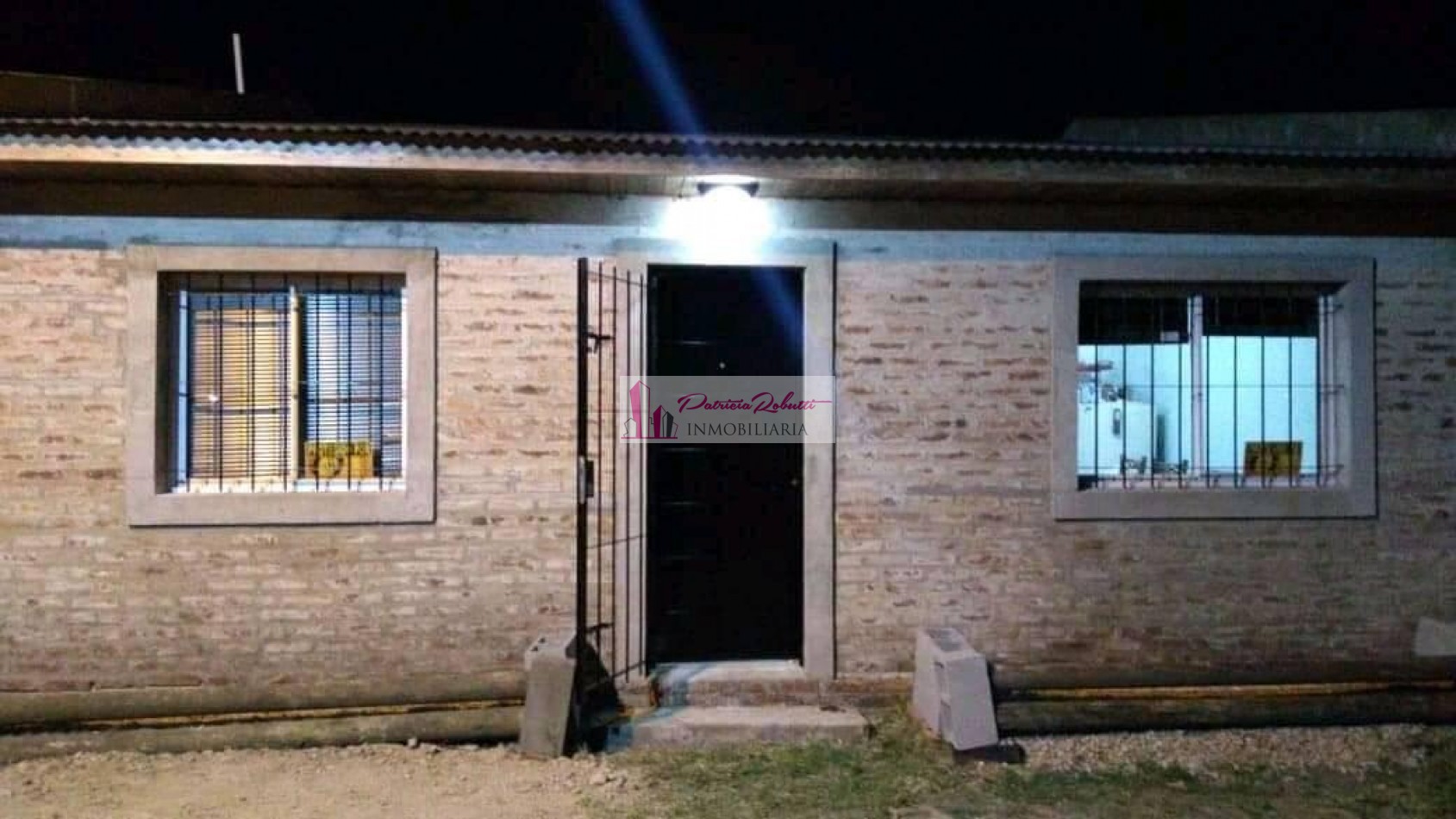 EN VENTA CASA 4 AMBIENTES CON LOTE LIBRE EN BRANDSEN