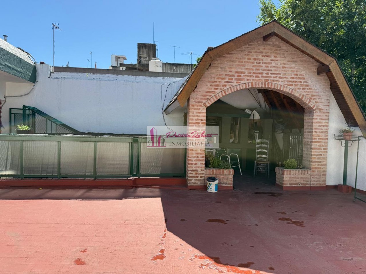EN VENTA EXCELENTE CASA 5 AMBIENTES CON QUINCHO Y TERRAZA- FLORES NORTE- CABA.