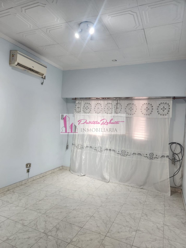 SE VENDE CASA 3 AMBIENTES CON GARAGE Y PARQUE TAPIALES  