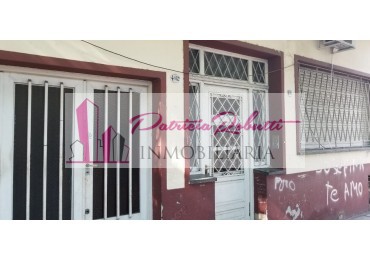 EN VENTA CASA 4 AMBIENTES EN VILLA LUGANO.