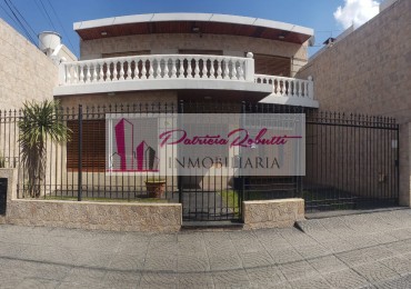 SE VENDE CASA 5 AMBIENTES CON PARQUE Y PISCINA VILLA CELINA